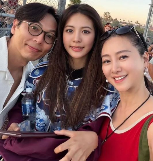 一家三口顏值逆天!翁虹愛女畢業照掀網暴動。由左至右依序為劉冠廷、劉蒔、翁虹。(圖/翻攝自微博)