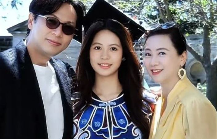 昔日性感女神翁虹(右)與丈夫劉冠廷(左)結婚多年,日前,夫婦倆特別遠赴美國參加女兒「小水晶」劉蒔(中)的高中畢業典禮。(圖/翻攝自微博)