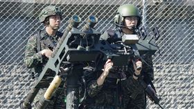 衛戍第二戰鬥隊展示裝備（2）總統賴清德21日前往松山機場勗勉「立即備戰操演部隊-衛戍第二戰鬥隊」，圖為官兵展示雙聯裝刺針飛彈系統。中央社記者徐肇昌攝  114年3月21日