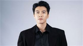 男星金澤在家中猝逝，前女友隨後公開生前對話紀錄，驚爆他生前疑遭經紀公司男性高層強制性騷擾與職場霸凌。（圖／翻攝自微博）
