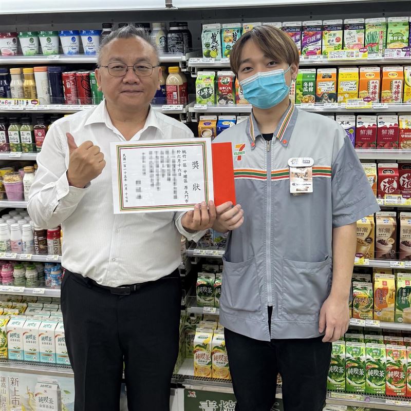 7-11對當事店員送上紅包和獎狀。(圖/翻攝自Threads @7eleventw)
