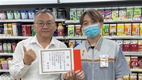 阿嬤求救血壓計沒反應！店員「自掏腰包」救援網敲碗加薪　超商出手了（圖／翻攝自Threads @7eleventw）