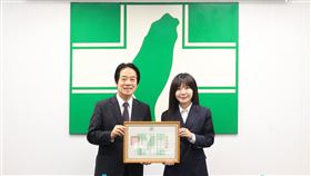吳沛憶從賴清德手中，接下台北市黨部主委當選證書。（圖／吳沛憶提供）
