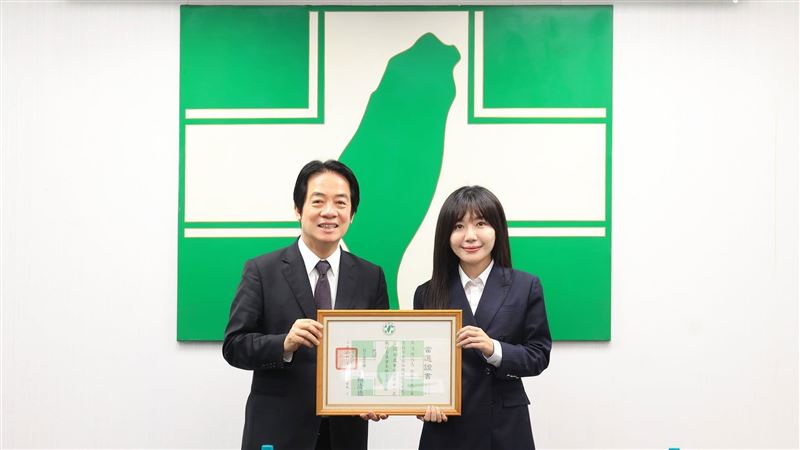 當選北市黨部主委 賴清德親授吳沛憶證書