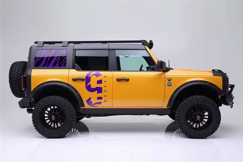 全車披上極具辨識度的金紫雙色塗裝。（圖／翻攝Barrett-Jackson網站）