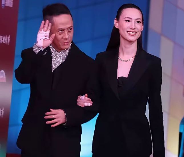 梁洛施(右)高調認愛!牽手46歲馬浴柯(左)甜走紅毯。(圖/翻攝自微博)