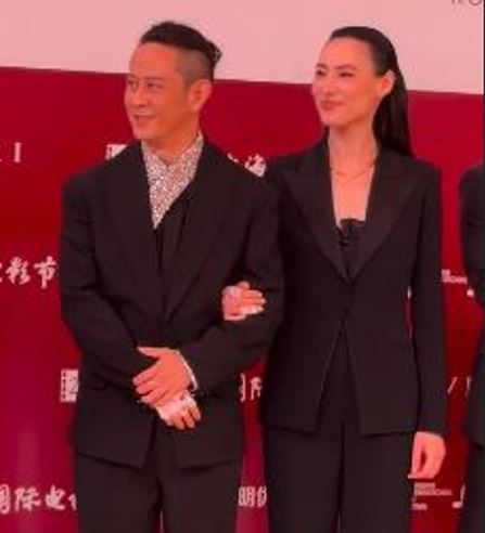 這次與梁洛施並肩走紅毯的男人,是今年46歲的實力派演員兼導演馬浴柯。(圖/翻攝自微博)