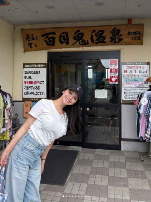女主播佐藤真優站在當地「百目鬼溫泉」門口甜美微笑,因姣好身材與清純氣質,瞬間擄獲大批網友目光。(圖/翻攝自佐藤真優IG)