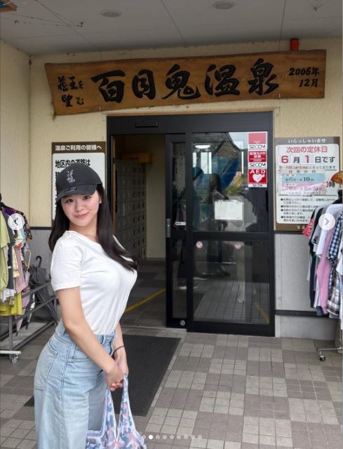 女主播佐藤真優站在當地「百目鬼溫泉」門口甜美微笑,因姣好身材與清純氣質,瞬間擄獲大批網友目光。(圖/翻攝自佐藤真優IG)