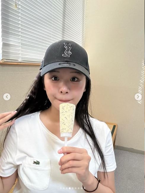 24歲女主播佐藤真優身穿簡單的白色素T與牛仔褲,網友驚呼其身材比例堪比寫真偶像。(圖/翻攝自佐藤真優IG)