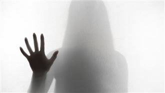 狼父性侵女兒踢床　姊唇語「爸摸妳？」