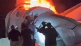 1架隸屬於NetJets公司、載有6人的商務噴射機，墜毀在美國德州公路上。（翻攝自Ｘ）