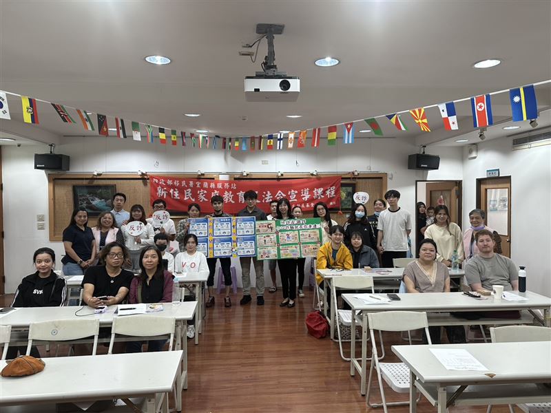 家庭教育及法令宣導課程講師與全體學員大合照。(圖/移民署北區事務大隊宜蘭縣服務站提供)