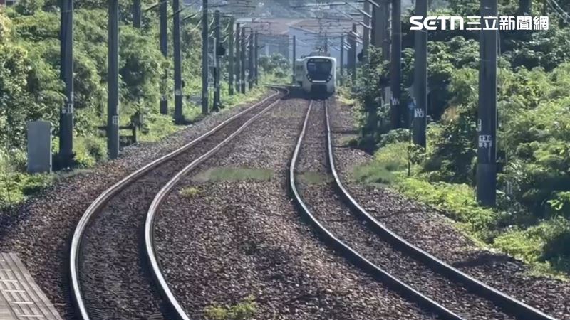 目前「苗栗=竹南間」以東正線單線雙向行車。（圖／翻攝畫面）