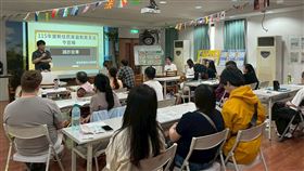 移民署北區事務大隊宜蘭縣服務站，17日邀請宜蘭地方檢察署主任檢察官陳怡龍，向新住民及其家屬，介紹新世代打擊詐欺策略行動綱領2.0。（圖／移民署北區事務大隊宜蘭縣服務站提供） 