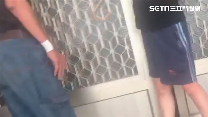 愛狗人士與鄰居(右)苦苦哀求飼主父親(左)說出「貝果」下落。(圖/民眾鄭先生提供)