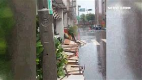 扛不住連日大雨！髮廊整片招牌重墜砸機車