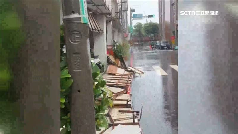 扛不住連日大雨!髮廊整片招牌重墜砸機車