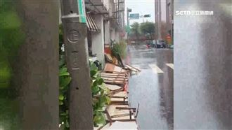 扛不住連日大雨！髮廊整片招牌重墜砸機車