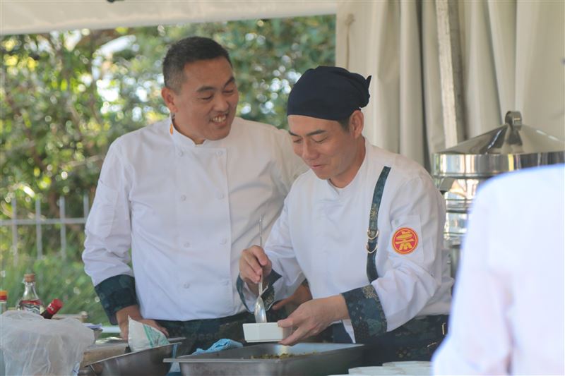 阿男師(左)跟陳隨意互動。(圖/三立提供)