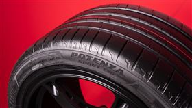 POTENZA SPORT EVO首次導入 ENLITEN 技術，大幅提升磨耗壽命15%，讓車主享受從容不迫的熱血操駕。（圖／Bridgestone提供）