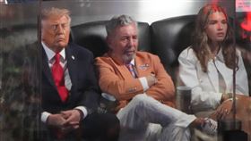現任美國總統川普（Donald Trump）日前前往尼克隊主場觀賽。（圖／美聯社／達志影像）
