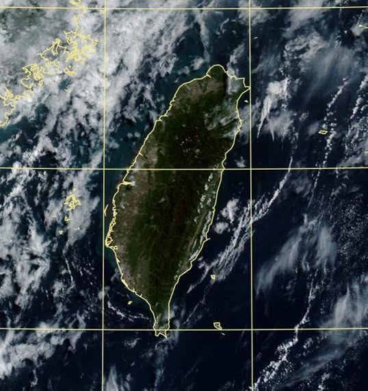 鄭明典貼出一張衛星雲圖,並分享氣象預報界的經驗法則,「陣雨持續報,見雷加三天」。(圖/翻攝自鄭明典臉書)
