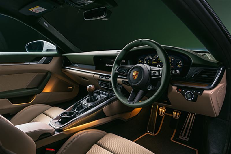 車艙以夜綠色與粉筆米色皮革鋪陳。（圖／翻攝Porsche網站）