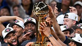 紐約尼克隊奪得2026年NBA總冠軍，這座睽違53年的金盃引發全美籃球狂熱。為了慶祝這歷史性的一刻，紐約市府將於19日在曼哈頓舉行盛大的冠軍遊行。（圖／美聯社／達志影像）
