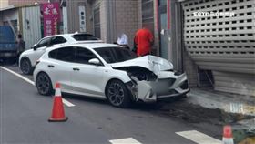 染B流服藥後恍惚　女載童開車直衝民宅！