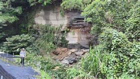 大湖，5層樓高，山壁崩落，草莓園主驚：30多年來首見(圖／翻攝畫面)