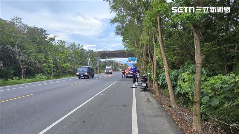屏東縣崁頂鄉近日發生離奇死亡案,76歲獨居的陳姓婦人騎機車外出後失蹤,被發現陳屍溝渠的草叢內。(圖/翻攝畫面)