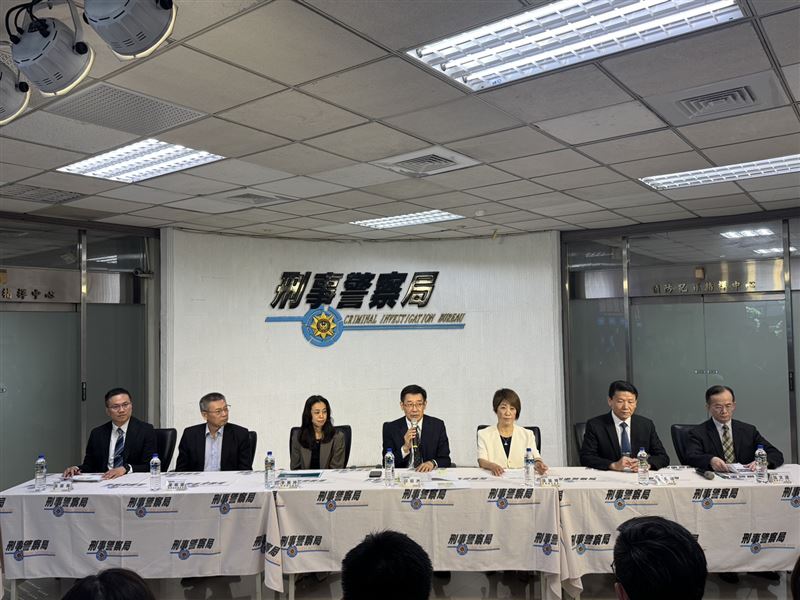 刑事警察局今(18日)舉行記者會,說明聯手金融機構推動「AI科技防詐」新招。(圖/刑事局提供)