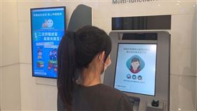 ATM導入AI臉部辨識技術，當偵測到提款者面部有遮蔽時，機台將立即跳出警語並暫停交易，直到民眾露出五官。（圖／翻攝畫面）