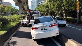 南港匝道口撞分隔島！上班族卡車陣崩潰