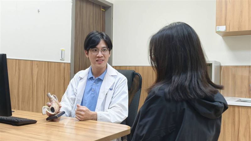 30多歲上班族胡小姐，平時工作忙碌，將肉粽當成三餐主食，卻很少攝取蔬菜水果。數日後開始出現便祕、腹脹與排便困難。（圖／醫健新聞網提供）