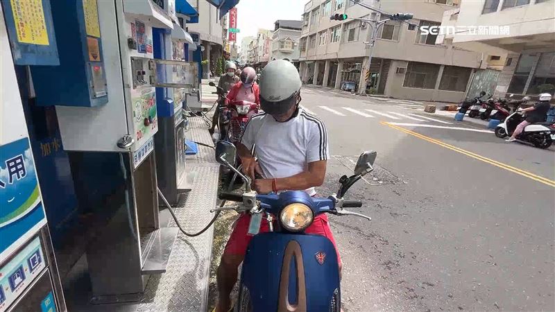 高雄人提水習慣也早已融入日常,成為在地獨特景象