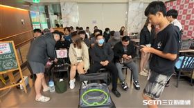 有門市準備椅子給排隊民眾。