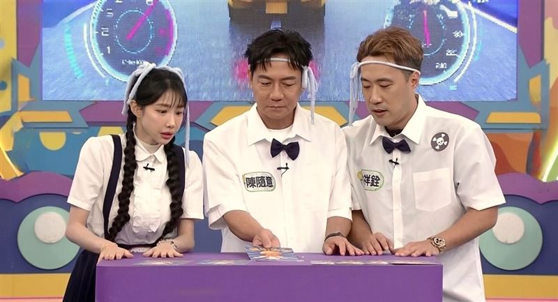 陳隨意(中)、余祥銓(右)、筠熹搞笑組「乃乃鞋帶幫」遭狠虧「傻子」。(圖/華視提供)