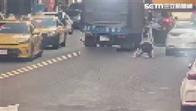 張男開車接送女友停在路旁時，突然下車跪在地上嘔吐。（圖／翻攝畫面）