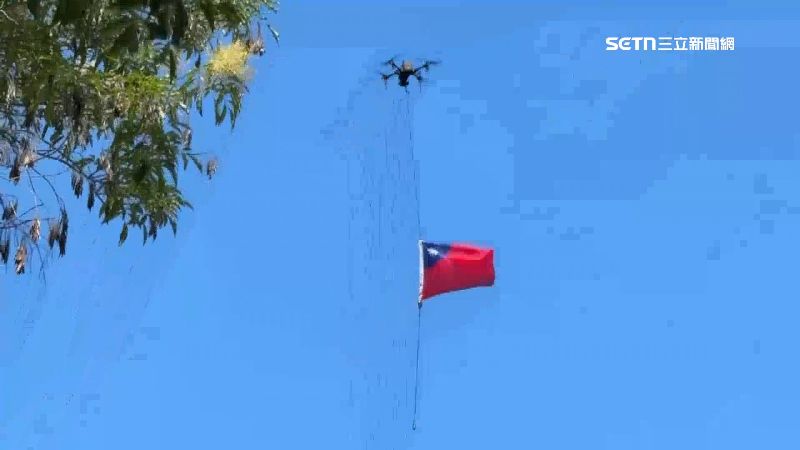 國防教育前進鄉里 無人機掛國旗震撼開場