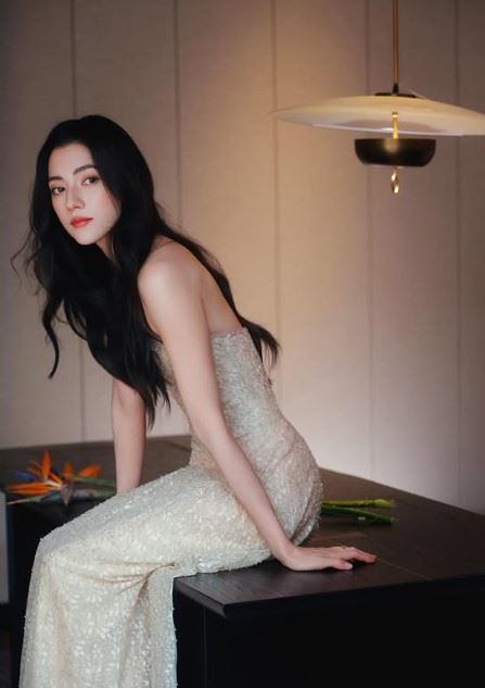 娜然是俄羅斯與蒙古混血,曾因出演周杰倫《告白氣球》的MV而受到關注。(圖/翻攝自IG @iamnarana)