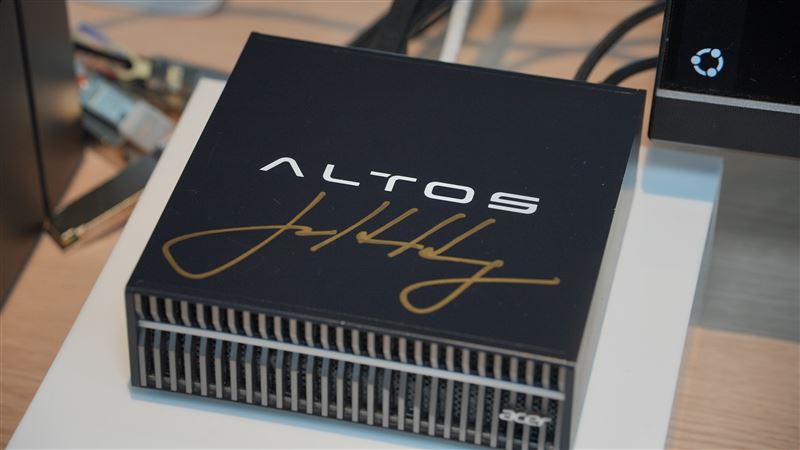 Altos BrainSphere™ GB10 F1 AI迷你工作站，搭載128G 記憶體，可以直接在地端執行。將大型語言模型、語言辨識、生成圖片，以及模型的fine-tuning（微調）等常用應用程式整合在一起。（圖／記者葉凌帆攝）
