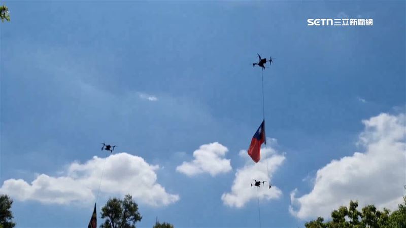 國旗在無人機下隨風飄揚