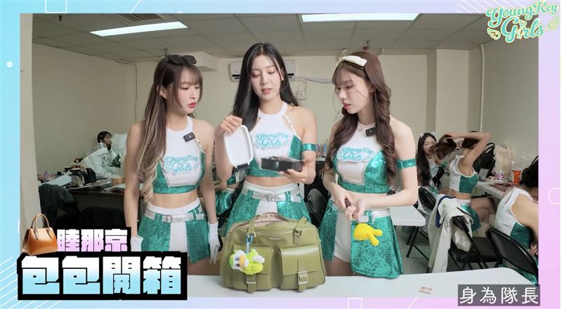 隊長睦那京(中)從包裡拿出便當盒。(圖/洋基工程提供)