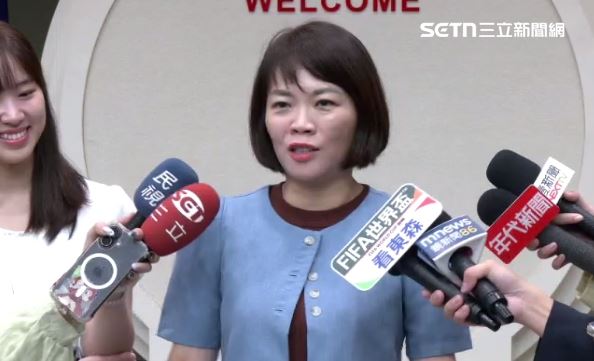 簡舒培酸蔣萬安「七彩霓虹鍋」,還開唱「一鍋、兩鍋、三鍋…六鍋、七鍋、八鍋…通通都是火鍋城!」(圖/翻攝畫面)
