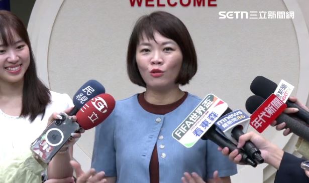 簡舒培開唱!大酸蔣萬安「七彩霓虹鍋」
