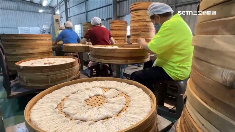 連日大雨影響曬麵,關廟麵產量減少約3成,趁著天氣放晴,業者加班趕工