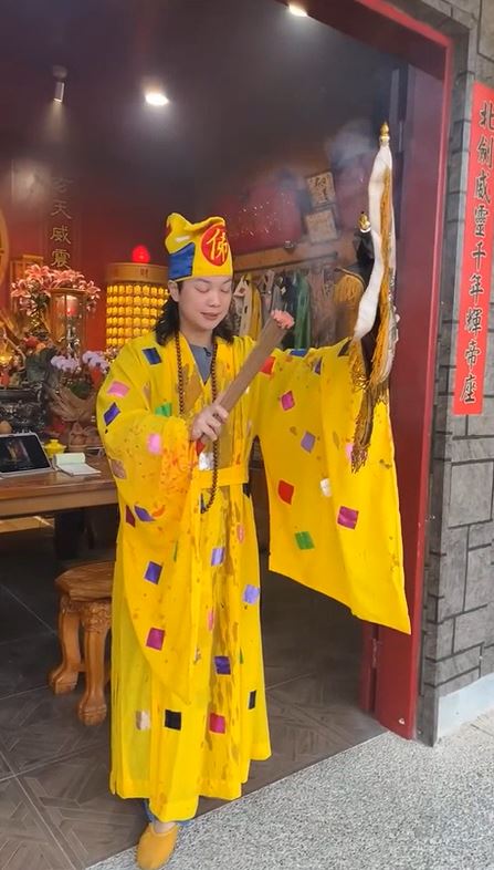 網友爆料指出,玄濟宮非傳統宮廟,而是登記為服飾店,該址為違章建築。(圖/翻攝臉書)