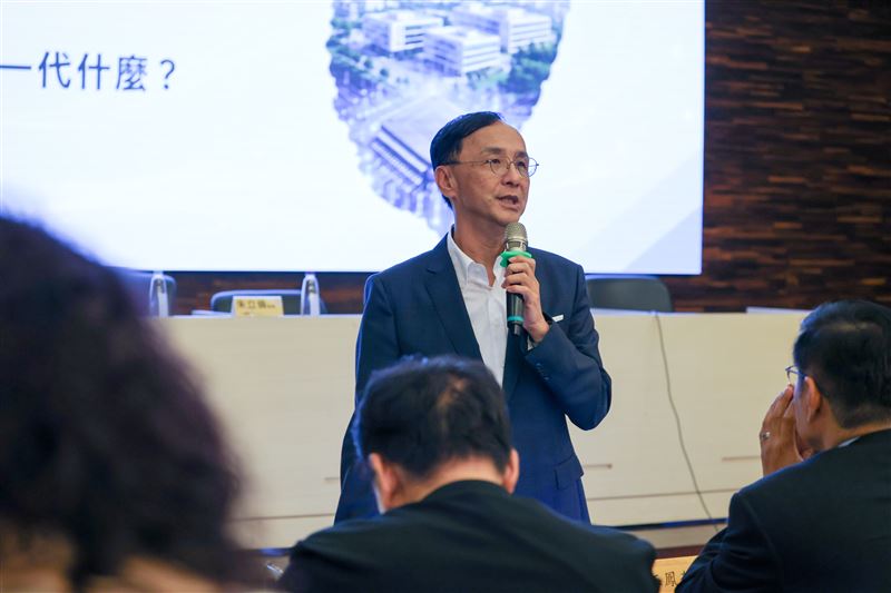 國民黨前主席朱立倫出席「AI、城市與國家:台灣產經永續的新藍圖,我們該如何開創下一個30年」東海大學講座(圖/朱辦提供)